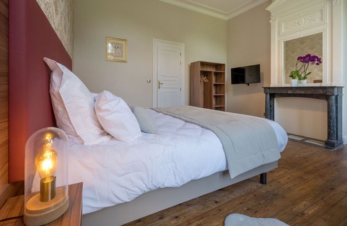 Cappelle-en-Pevele Bed & Breakfast | Furnished room in Chateau