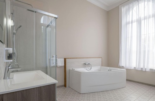 Cappelle-en-Pevele Bed & Breakfast | Furnished room in Chateau