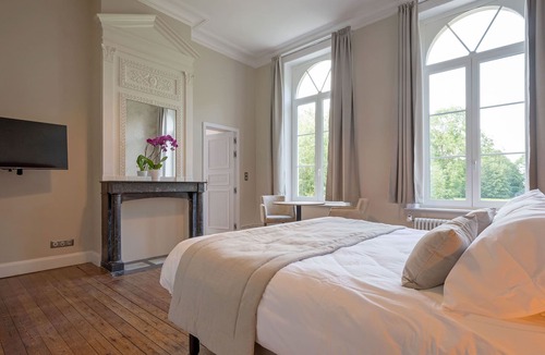 Cappelle-en-Pevele Bed & Breakfast | Furnished room in Chateau