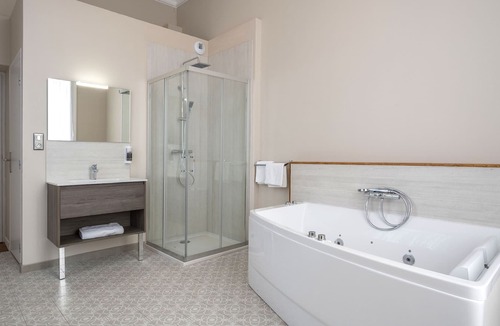 Cappelle-en-Pevele Bed & Breakfast | Furnished room in Chateau