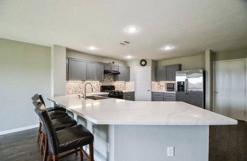 Houston House | Furnished room stay with queen bed
