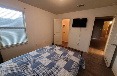 Houston House | Furnished room stay with queen bed