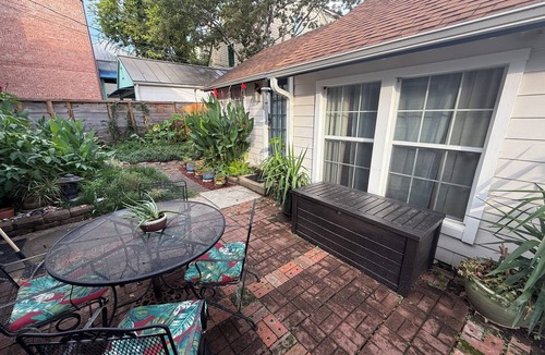 Hyde Park Cottage | Furnished, stand-alone guest house with private deck, Montrose