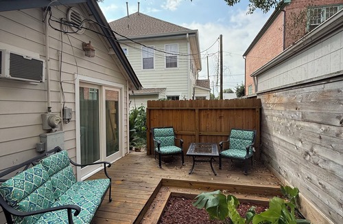 Hyde Park Cottage | Furnished, stand-alone guest house with private deck, Montrose