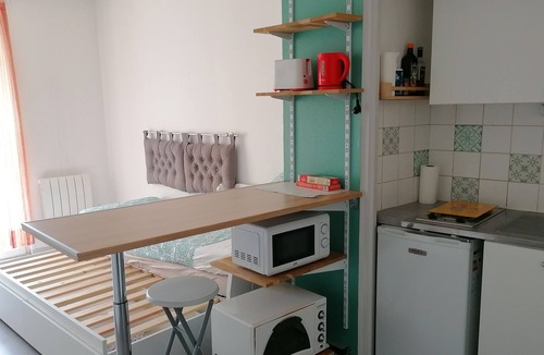 Vallieres Apartment | Furnished studio with balcony, downtown