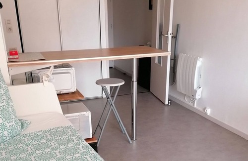 Vallieres Apartment | Furnished studio with balcony, downtown