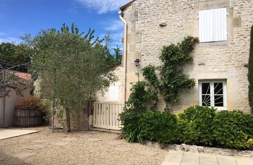 Geay Apartment | FURNISHED STUDIO IN CHARMING GITE
