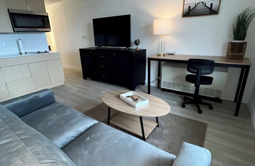 Downtown Baltimore Apartment | Furnished Studio – Indoor Pool 2 Blocks from UMMC