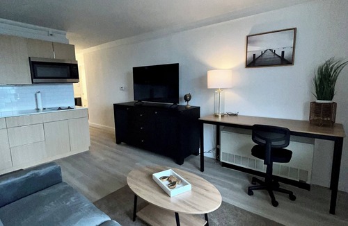 Downtown Baltimore Apartment | Furnished Studio – Indoor Pool 2 Blocks from UMMC