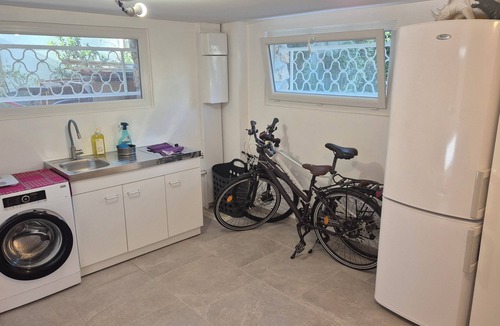 Champigny-sur-Marne Apartment | Furnished tourist room. TV, WIFI, bathroom/WC and private access