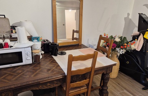Champigny-sur-Marne Apartment | Furnished tourist room. TV, WIFI, bathroom/WC and private access