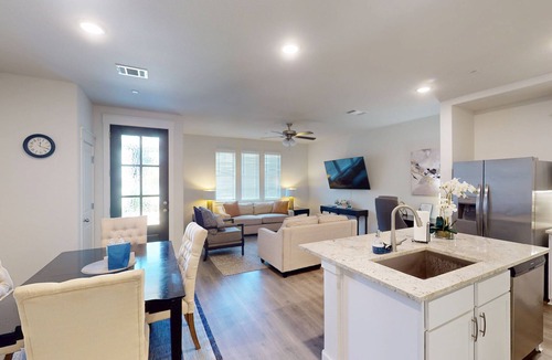 Tarrant County Apartment | FW002 – 25min to TCU Base Camp - Sleeps 6 - Free Parking