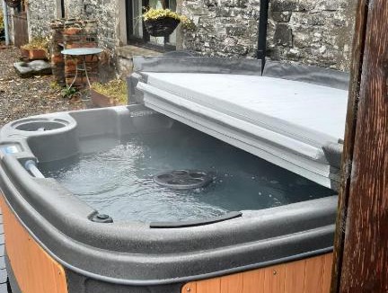 Cairndow House | Fyne Byre Cottage - Barn Conversion with Hot Tub