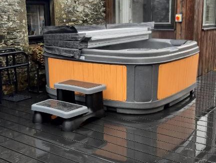 Cairndow House | Fyne Byre Cottage - Barn Conversion with Hot Tub