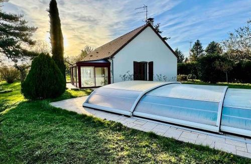 Avermes House | Gîte 3 étoiles les Gourlines avec balneo, véranda, piscine et garage