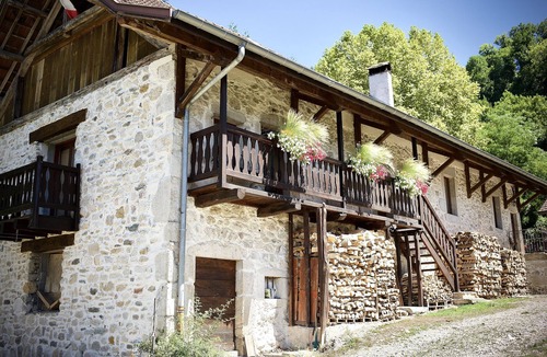 Yenne House | Gîte 3 étoiles les Lodges de la Cascade Yenne, between lakes and mountains, 6/8 pers