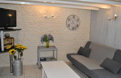 La Tour-Saint-Gelin House | Gîte 40m² au calme avec cour privée - FR-1-381-24