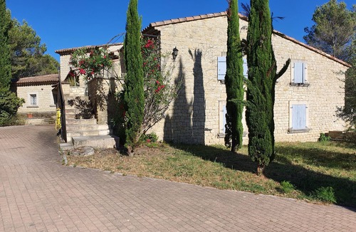 Lauris Apartment | Gîte-Apartment Half-Floor-Jacinthe