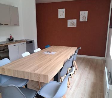 Haybes House | Gîte Ardennais 12 personnes "Le sachouliot"
