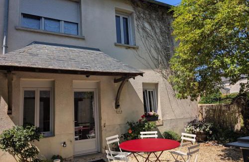 Saint-Doulchard House | Gîte au calme avec jardin et wifi à Saint-Doulchard - FR-1-586-68