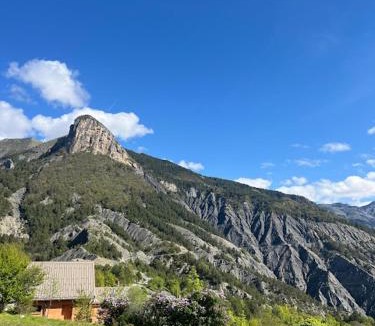 Chateauneuf-dʼEntraunes Hostel | Gîte-Auberge l'écureuil