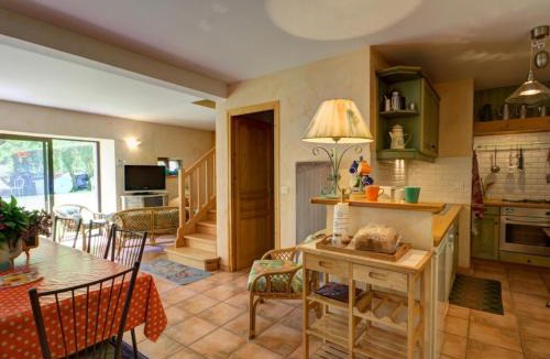 Marols House | Gîte authentique 6 pers avec jardin à Marols - FR-1-496-1