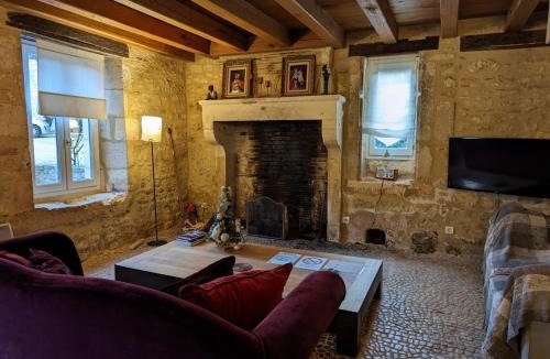 Rivieres House | Gîte authentique avec cheminée, terrasse et WiFi en Charente - FR-1-653-119