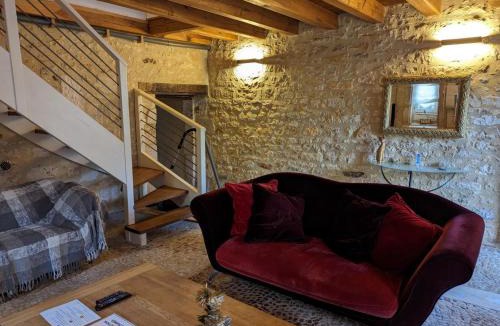 Rivieres House | Gîte authentique avec cheminée, terrasse et WiFi en Charente - FR-1-653-119