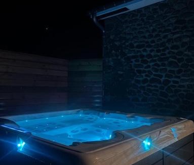 Oisseau House | Gîte avec piscine intérieure jacuzzi et cinéma