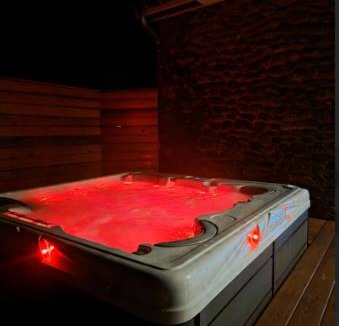 Oisseau House | Gîte avec piscine intérieure jacuzzi et cinéma