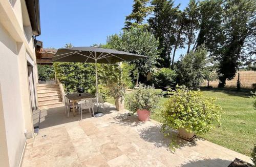 Caderousse House | Gîte BB Chic du Domaine de la Franquette - Piscine Chauffée & SPA
