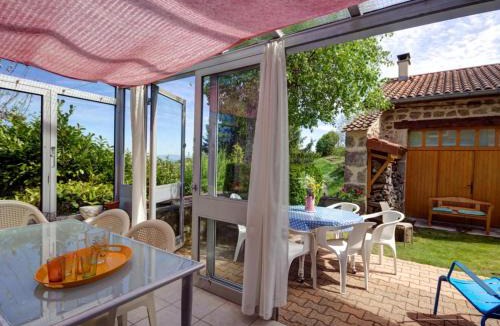 Marols House | Gîte Bellevue à Marols pour 6 personnes avec charmante cour fermée - FR-1-496-2