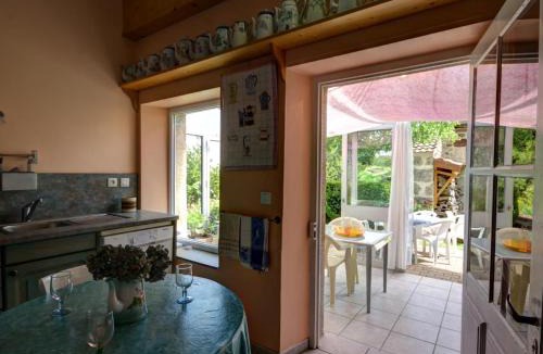 Marols House | Gîte Bellevue à Marols pour 6 personnes avec charmante cour fermée - FR-1-496-2