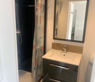 Sainte-Mere-Eglise Apartment | Gîte centre ville avec cour