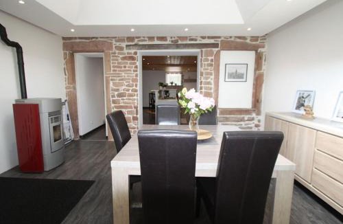 Le Saulcy House | Gîte chaleureux avec terrasse, proche sentiers de randonnée, équipements inclus, à 30min de Saint-Dié - FR-1-589-381