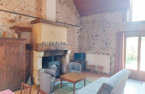 Chateaudun House | Gîte chaleureux dans un ancien corps de ferme avec wifi, cheminée et grand jardin à Châteaudun - FR-1-581-71