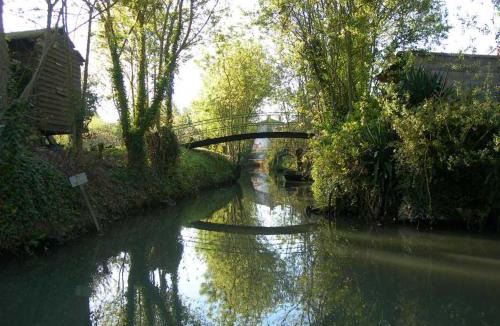 Damvix House | Gîte charmant au bord de l'eau avec canoës, terrasse et jardin à Damvix, au cœur du Marais Poitevin. - FR-1-426-354