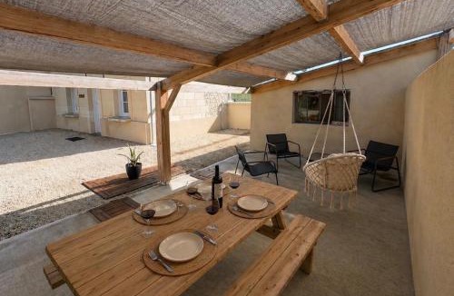 Le Puy-Notre-Dame Villa | Gîte climatisé avec cour privée calme et vignobles 4 pers