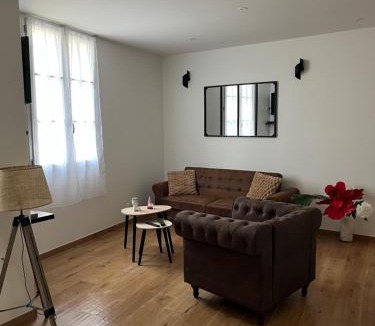 Le Puy-Notre-Dame Villa | Gîte climatisé avec cour privée calme et vignobles 4 pers