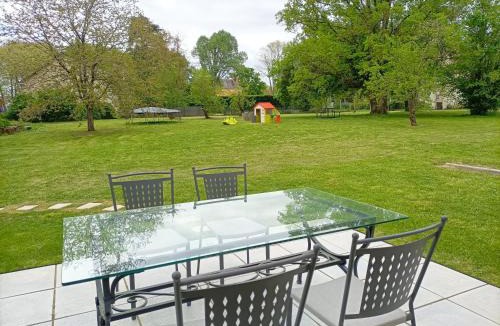 Valencay House | Gîte climatisé VILLA ESPERANZA à Valençay 2 à 5 personnes à 200 m du château proche zoo de Beauval et châteaux de la Loire