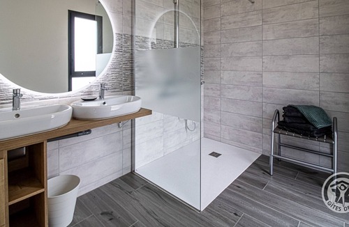 Campan Cottage | Gîte-Comfort-Mobility bath-Mountain view-PMR