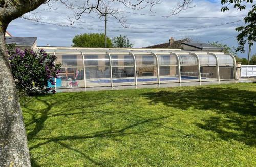 La Suze-sur-Sarthe House | Gîte confortable avec piscine, parking et Wi-Fi à La Suze-sur-Sarthe - FR-1-410-399