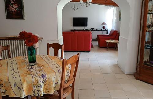Nargis House | Gîte Confortable à Nargis avec Parking Privé, Proche Paris - FR-1-590-592