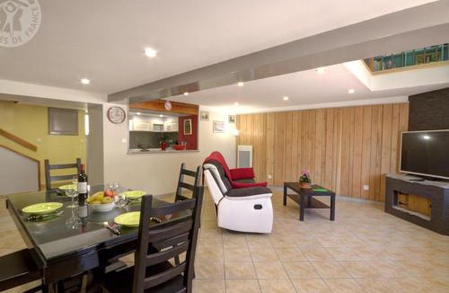 Champoly House | Gîte confortable avec jardin et terrasse privée - FR-1-496-171