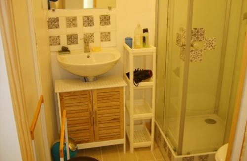 Auzon House | Gîte dans un village médiéval