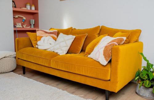 Bourroches Apartment | Gîte dans une ancienne ferme avec grande terrasse et piscine