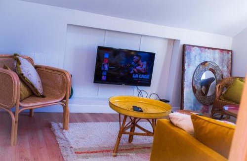 Bourroches Apartment | Gîte dans une ancienne ferme avec grande terrasse et piscine