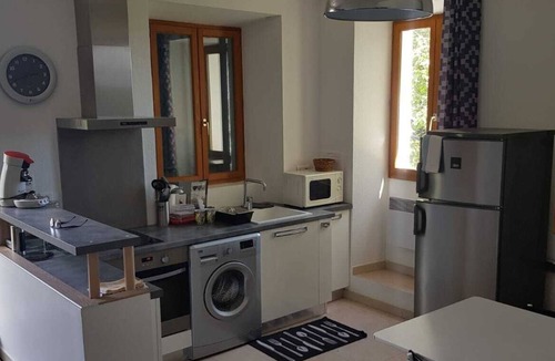 Matra Apartment | Gîte de 4 Personnes Dans une Maison en Pierre de Pays