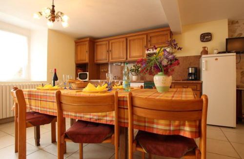 Saint-Georges-Lagricol House | Gîte de charme en Auvergne, cour fermée, jardins privés, BBQ, babyfoot, proche St Jacques de Compostelle - FR-1-582-232