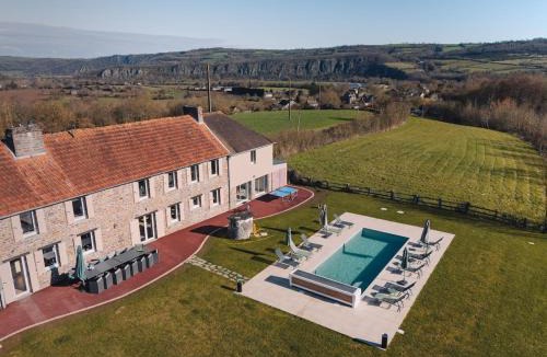 Clecy House | Gîte de charme -14 personnes - piscine chauffée - Clécy